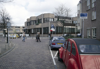 117740 Gezicht op de kruising van de Dirck van Zuylenstraat (voorgrond) met de Kroonstraat (links) en de Waterstraat ...